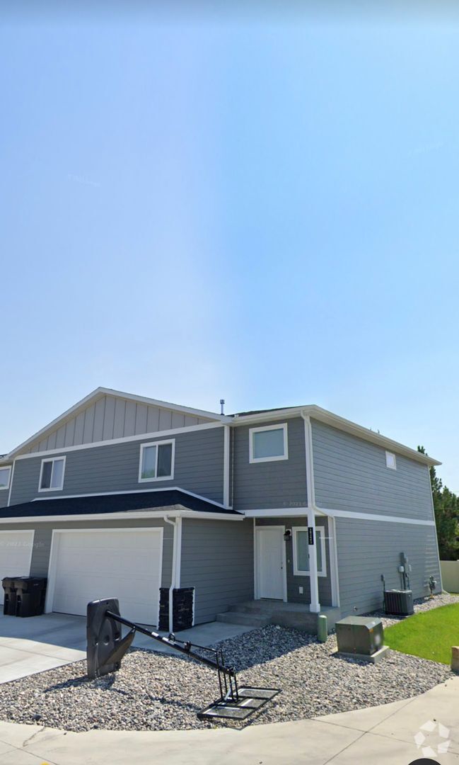 Building Photo - 3 bed 2.5 bath home rental