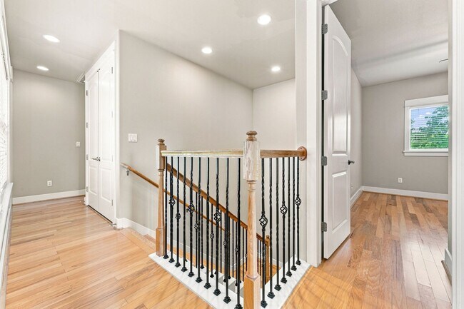 Building Photo - 304 Zennia St