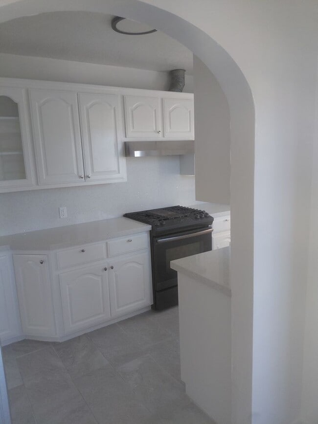 Building Photo - 1010