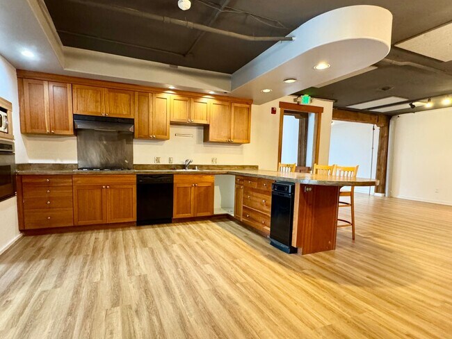 Building Photo - Queen Anne Loft Apartment