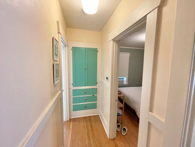 Building Photo - Lovely Craftsman in the Heart of Ballard / Phinney