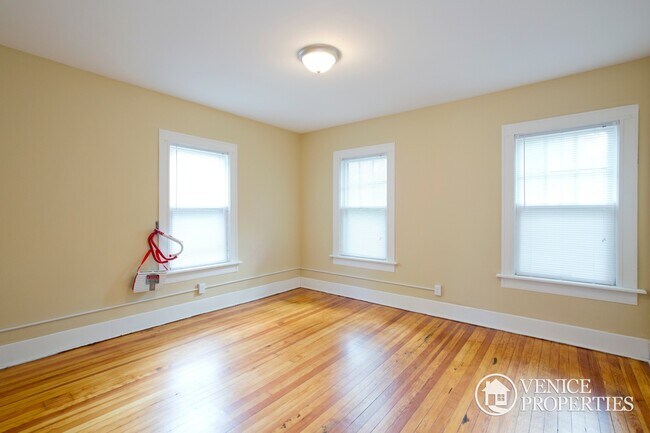Building Photo - 187 E Northwood Ave