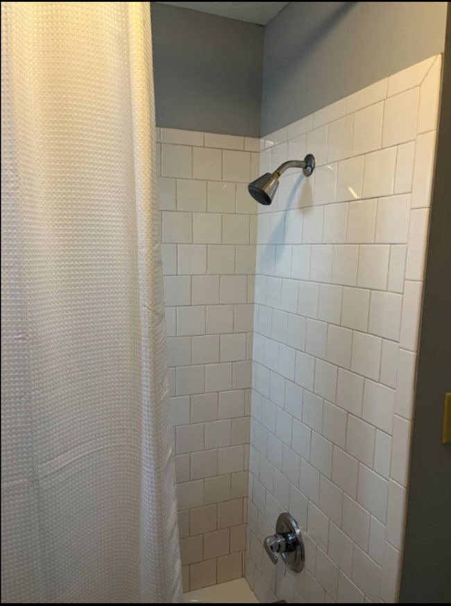 Building Photo - Charming Fully Furnished 1 Bedroom Cottage...