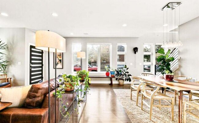 Building Photo - Beautiful 4 bedroom 3 bathroom property in Jefferson Park Denver