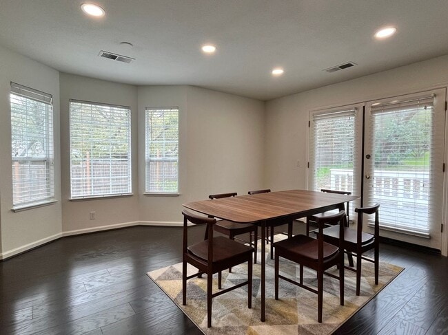 Building Photo - 3685 Fairway Dr