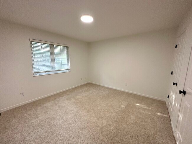 Building Photo - Grandville Condo 3 Bedroom and 2.5 Bathrooms