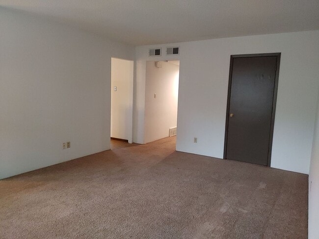 Building Photo - 616 Boxwood Dr