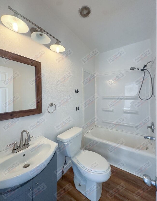 Building Photo - Adorable Single Family Home