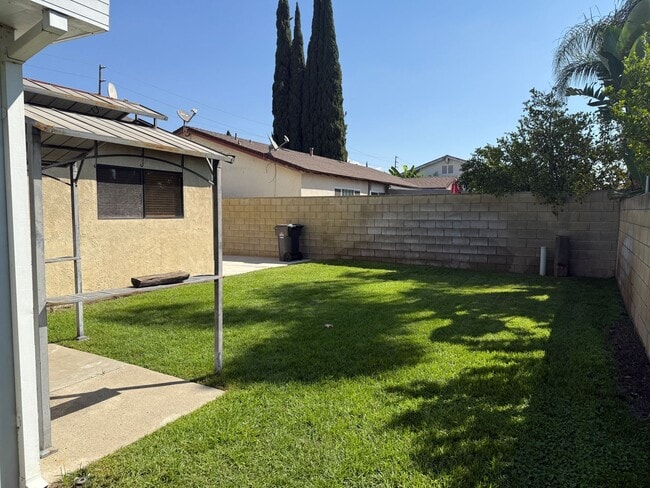 Building Photo - 3 Bedroom, 2 Bathroom Single Story Home in...