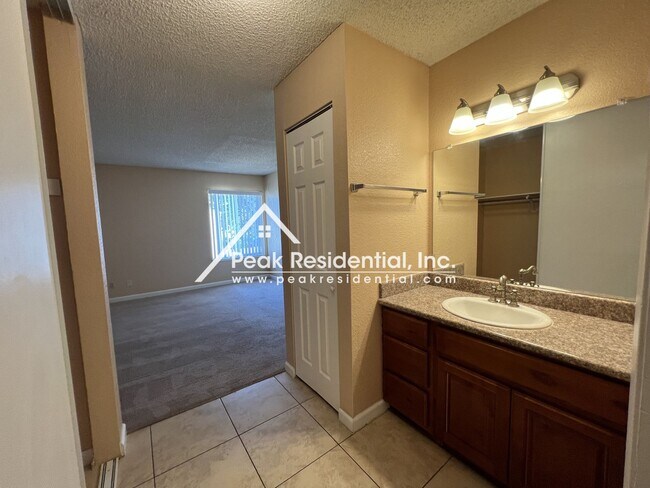 Building Photo - Spacious Elk Grove 2bd/2ba Triplex