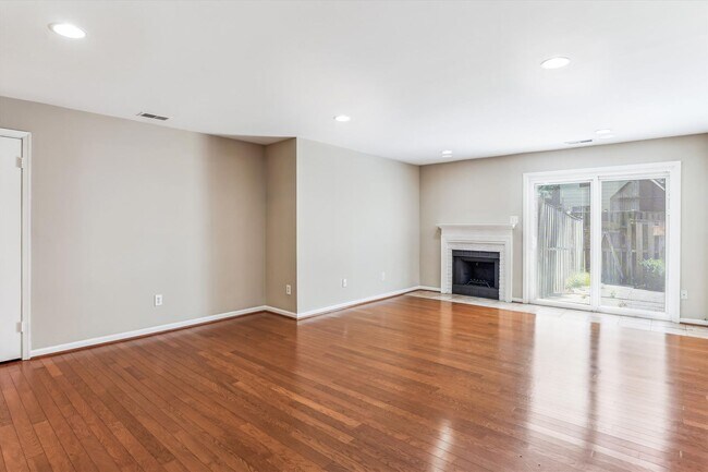 Building Photo - Lovely 2br/1bth ground level condo, close ...