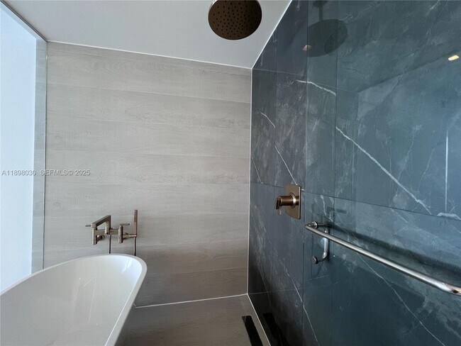 Building Photo - 700 NE 24th St