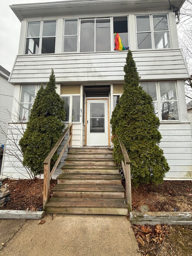 Building Photo - 876 Warren St