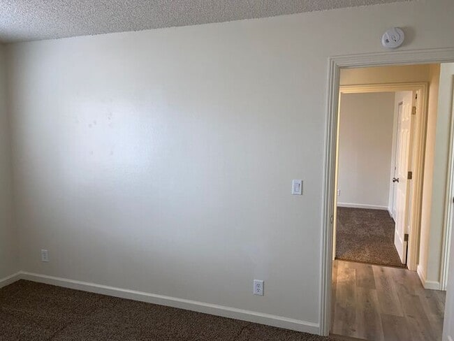 Building Photo - Reno Duplex - 1 Pet Friendly, Garage, Dish...