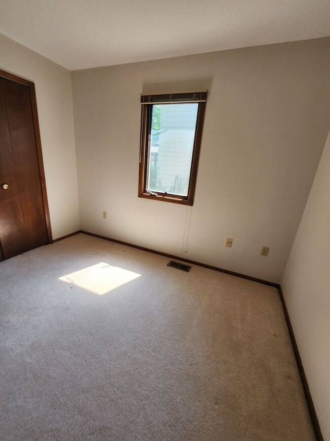 Building Photo - Spacious 3 Bedroom 3 Bathroom Home For Ren...