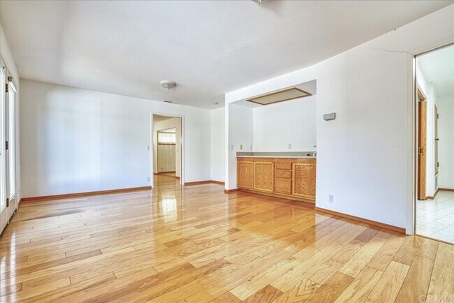 Building Photo - 5 Bedroom 3-bathroom Large single level home!