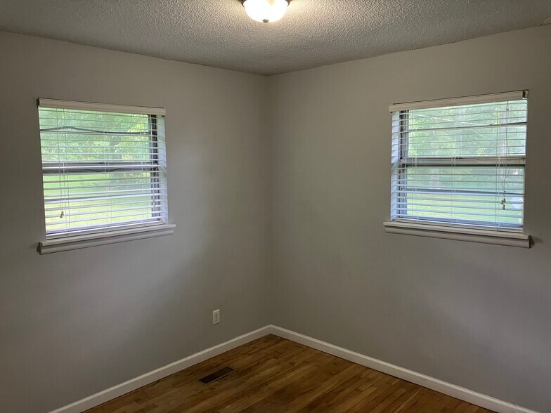 Building Photo - 2031 Dialsdale Dr SW