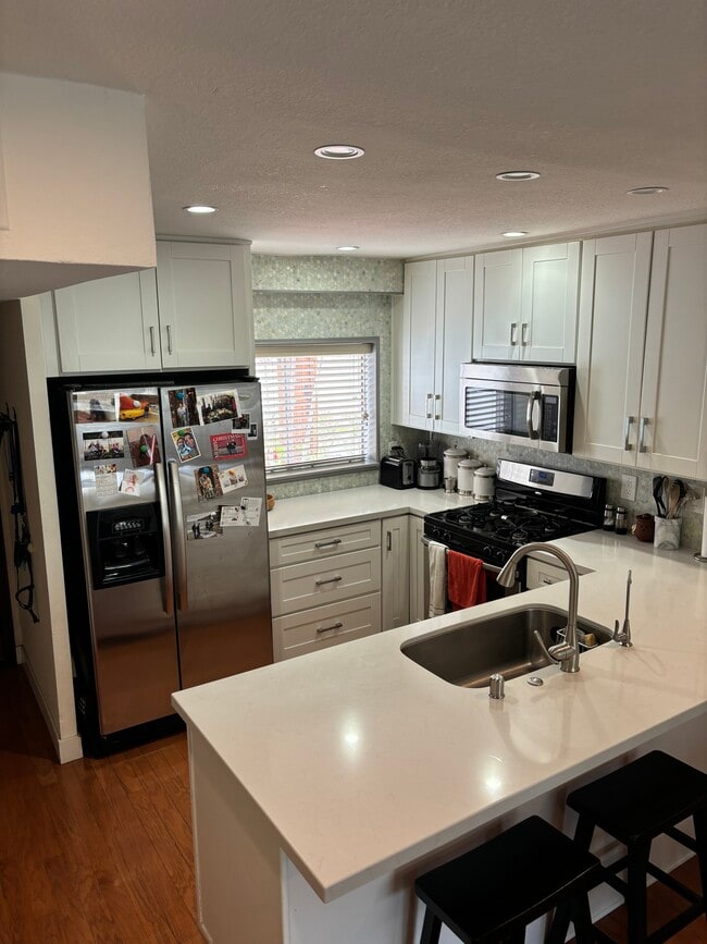 Building Photo - 10926 Bluffside Dr