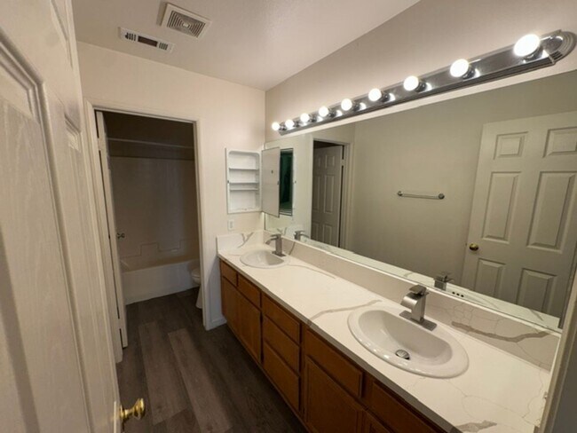 Building Photo - Beautiful home with option to expand