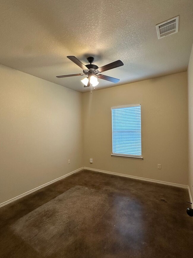 Building Photo - Spacious 3/2 Duplex in New Braunfels