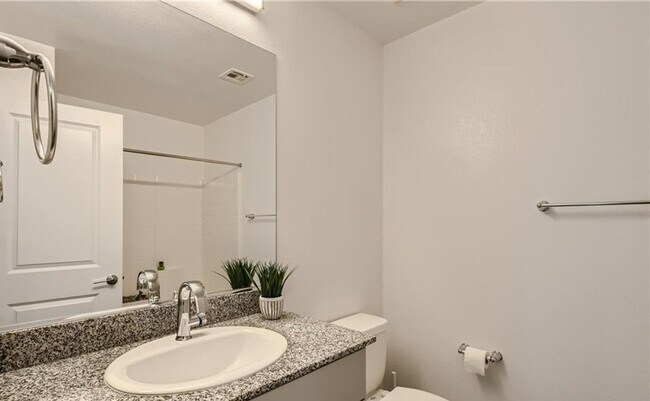 Building Photo - Beautiful townhome with amazing amenities,  convenience in a desirable community.