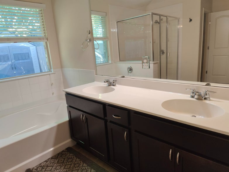 Building Photo - 528 S Brook Dr