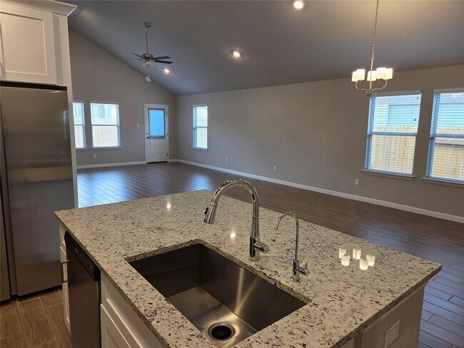 Building Photo - 208 Comet Pointe Dr