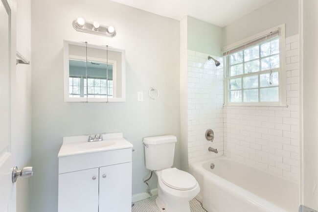 Building Photo - Spacious 3bd/2ba On Quiet Street Minutes F...