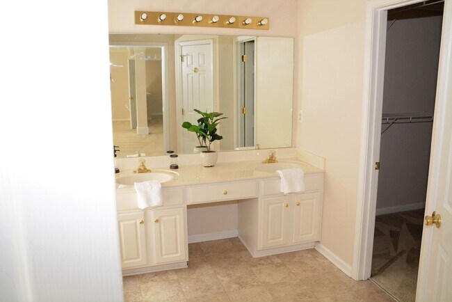 Building Photo - 11512 Fox Hill Dr