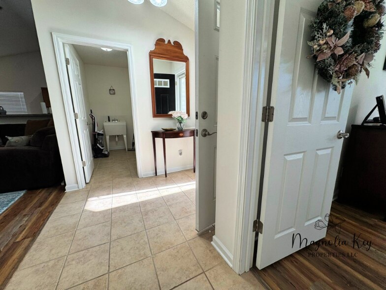 Building Photo - 765 Riverward Dr