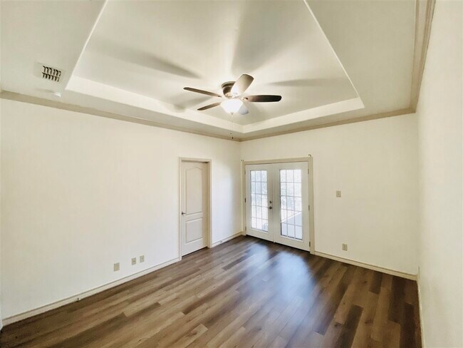 Building Photo - 707 St James Dr