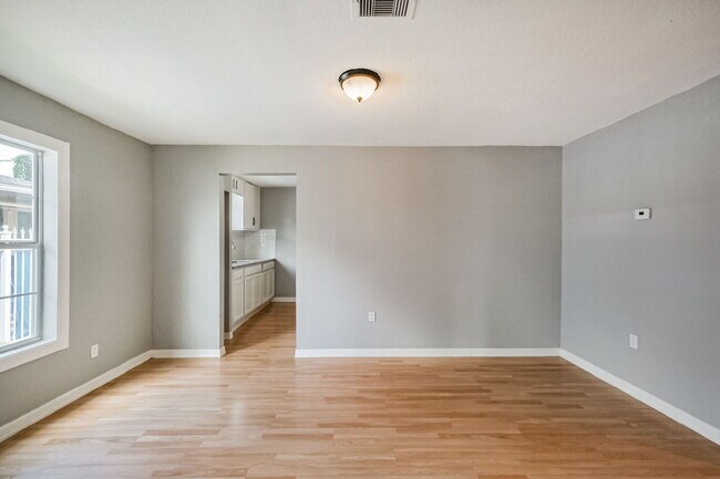 Building Photo - Charming Front Unit