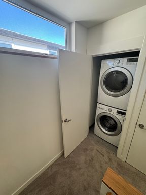 Building Photo - Immaculate One Bedroom Townhome!