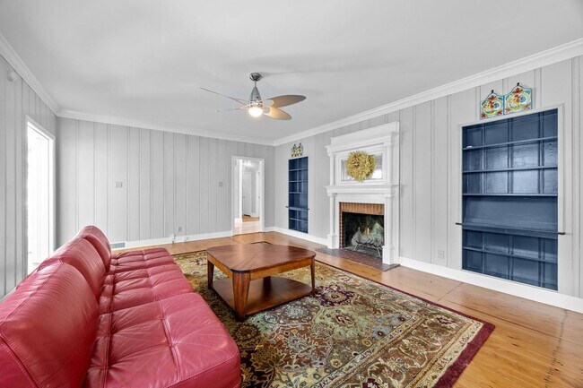 Building Photo - Gorgeous and Spacious 3 Bedroom Ranch in T...