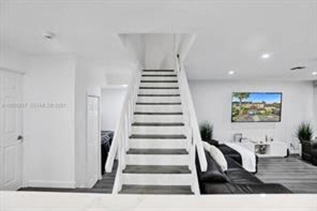 Building Photo - 833 NW 81st Ave