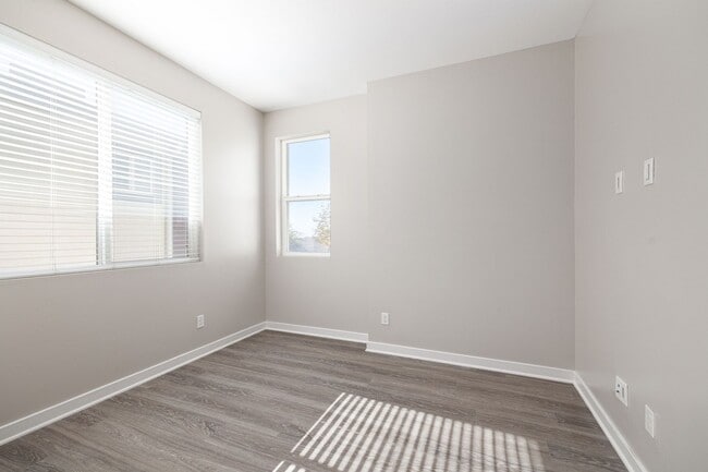 Building Photo - Spacious 4 Bedroom Townhome in the Millenia Community!