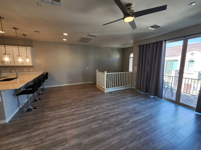 Building Photo - 3 Bedroom Townhome in the Fincher Fields C...