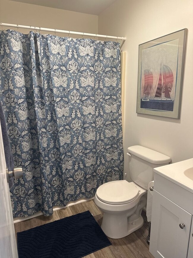 Building Photo - Fully furnished condo minutes from the beach!