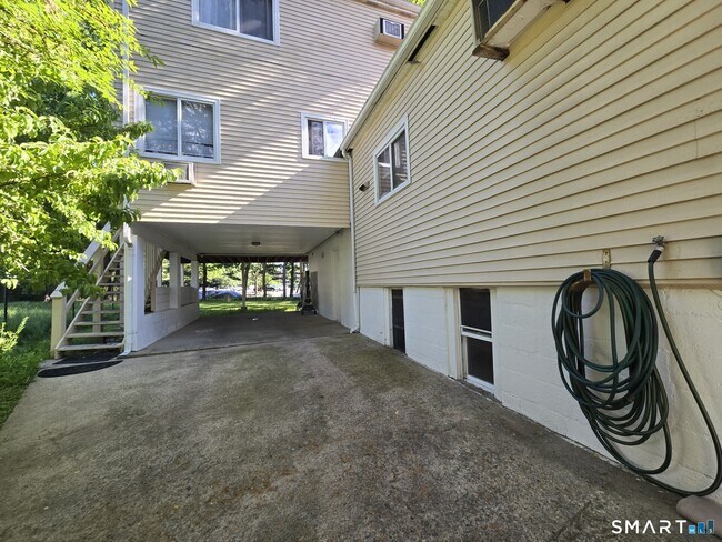 Building Photo - 493 Den Ln