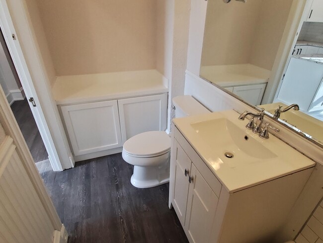 Building Photo - 2054 N Cambridge Ave