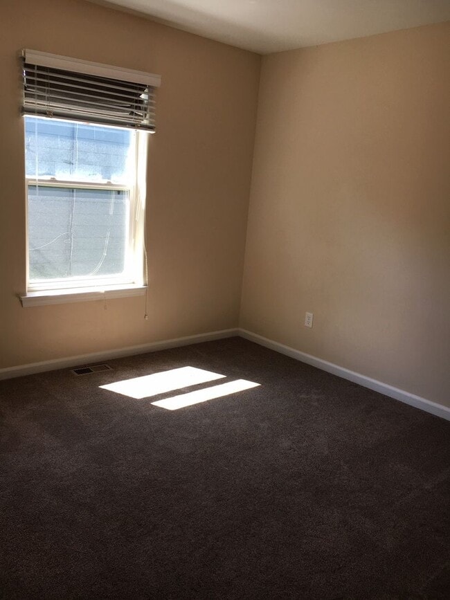 Building Photo - 4 Bedroom 2 Bathroom House - Close to MSU Campus