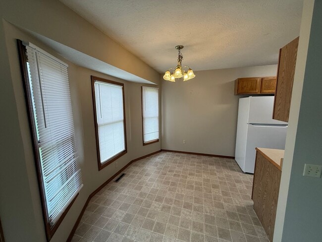 Building Photo - 2 bed 2 bath duplex