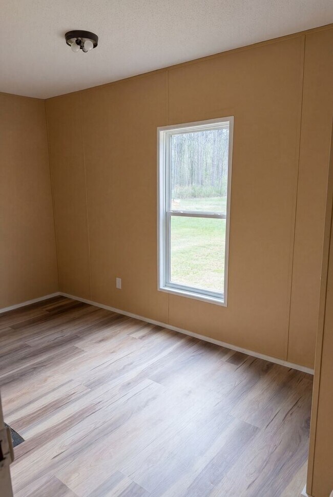 Building Photo - Country Living Charmer