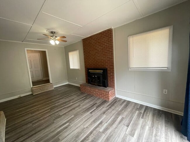Building Photo - 1306 Northwoods Dr