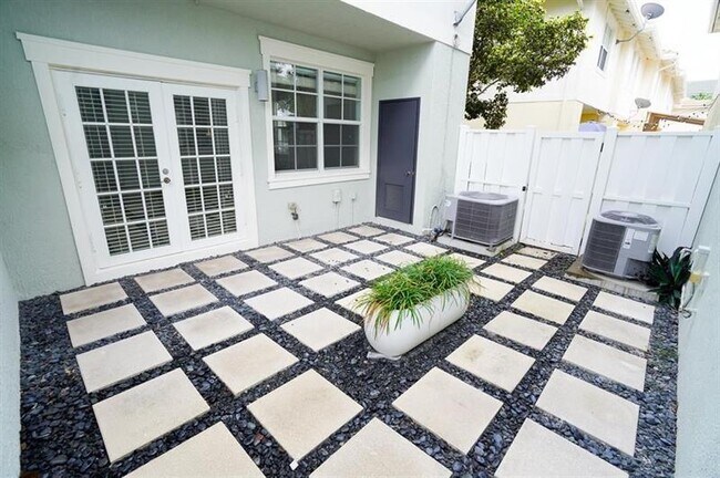 Building Photo - 981 NW 18th Ave