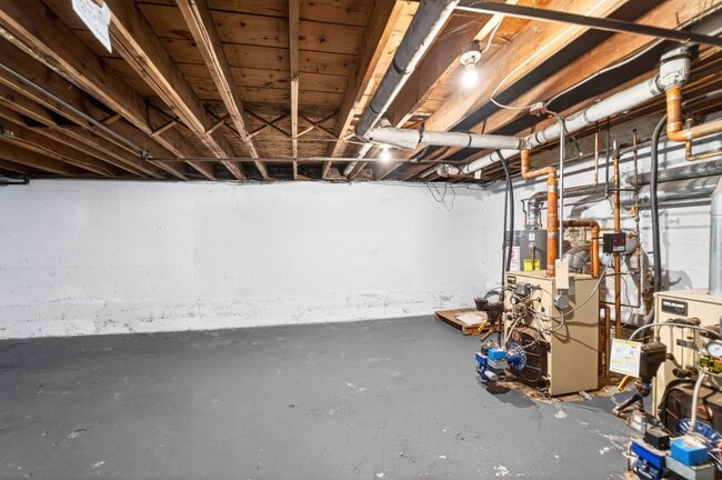 Building Photo - 180 Aqueduct Rd