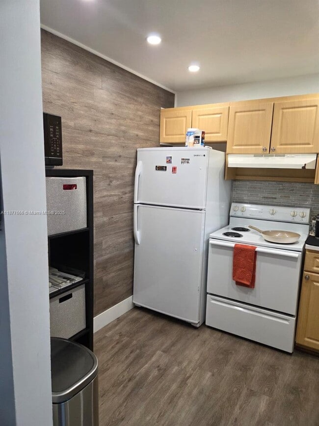 Building Photo - 9320 Fontainebleau Blvd