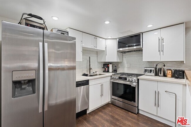 Building Photo - 6438 W 87th Pl