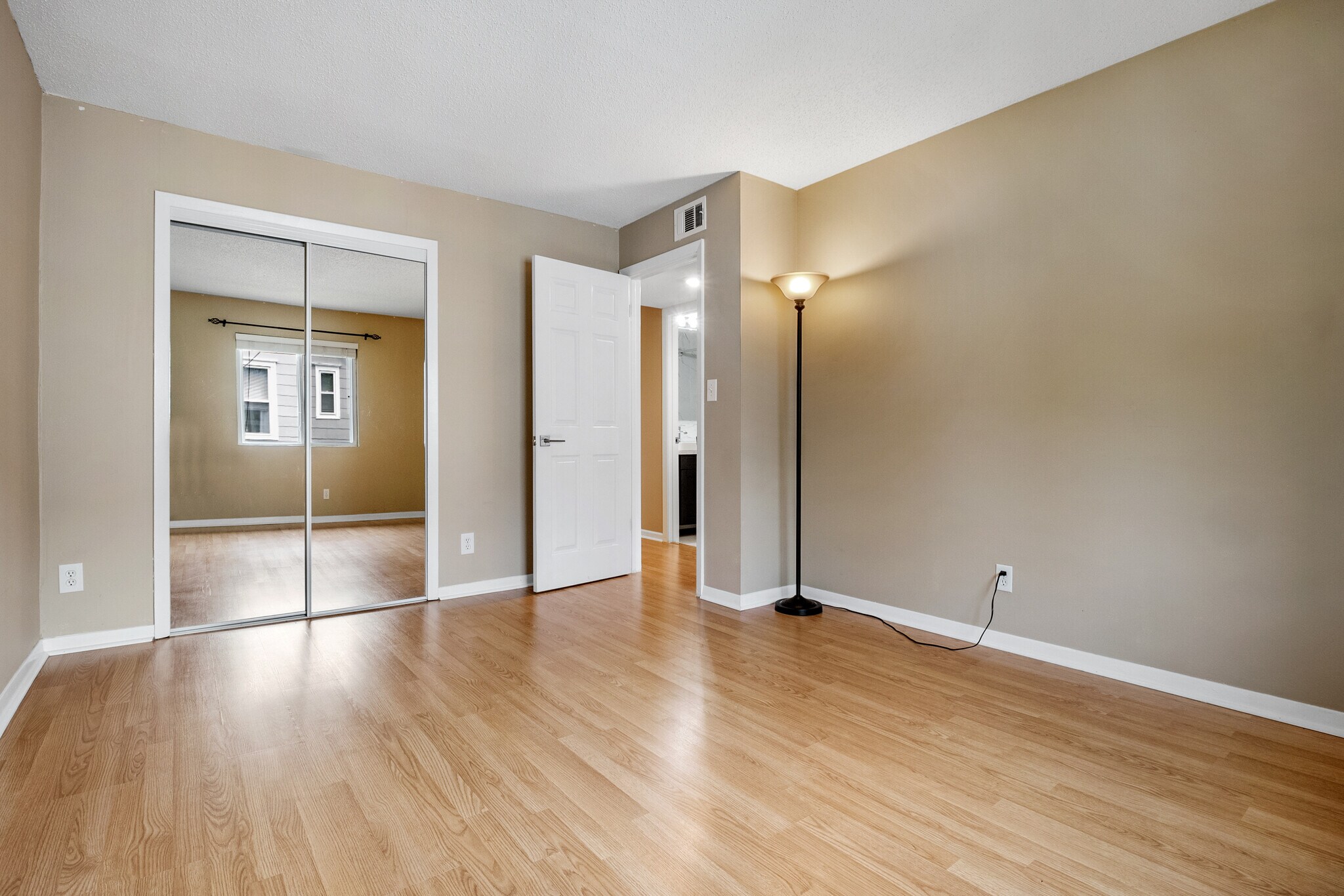 Building Photo - 809 W 40th St