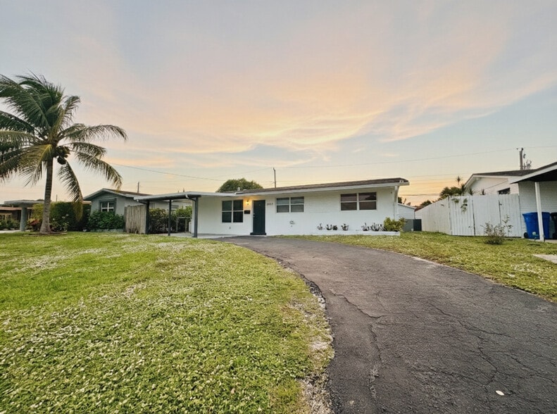 Building Photo - 2841 SW 4th Ct